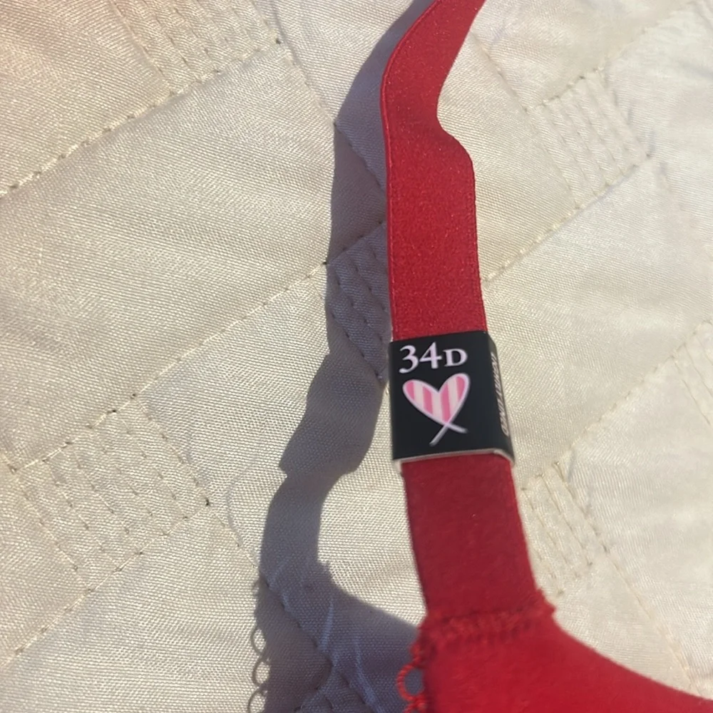 Red bra - Picture 5 of 5